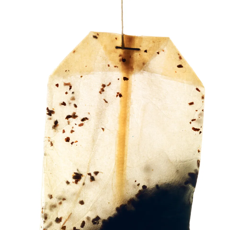 Boire du thé... ou du plastique ? Ce que cachent vraiment les sachets de thé industriels
